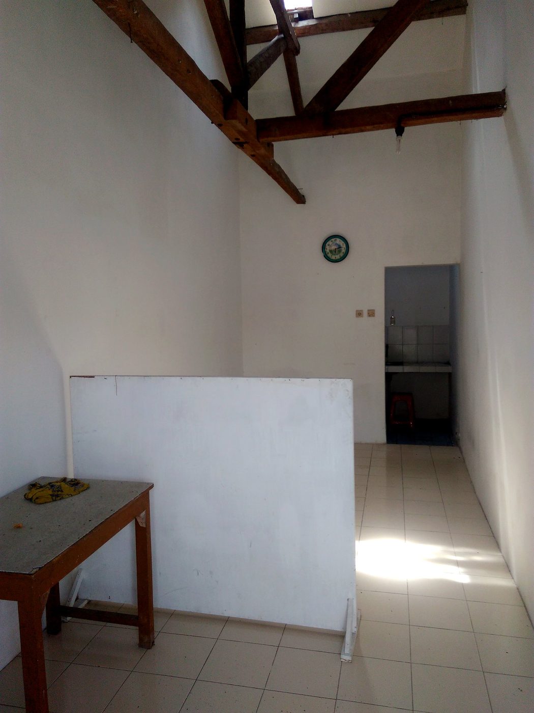 Bagian dalam kamar, memanjang dengan dapur di ujung