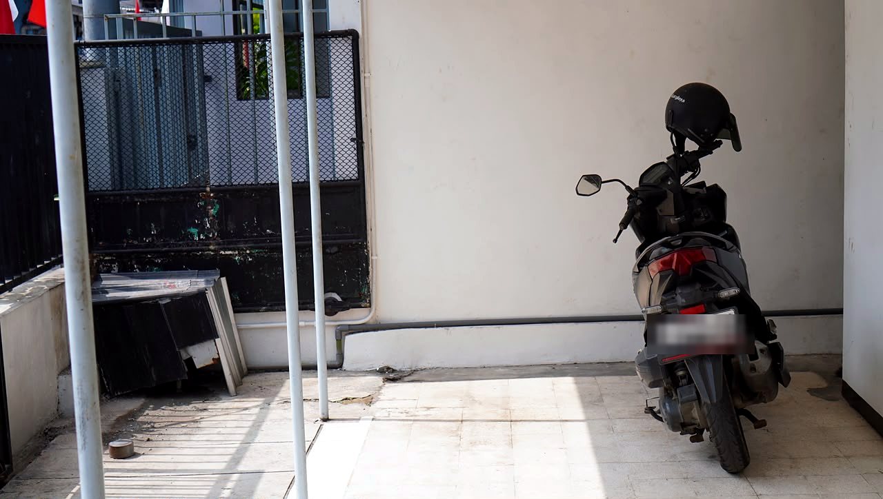 Area parkir motor di kos