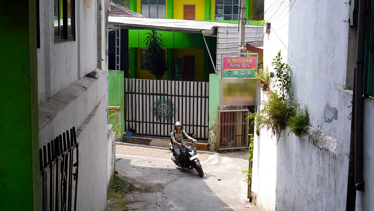 Jalan masuk menuju kos dari jalan raya